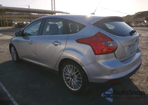 2014 Ford Focus Titanium z USA, uszkodzony, nr VIN 1FADP3N27EL139174